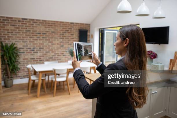 real estate agent doing a virtual showing - sold engelskt begrepp bildbanksfoton och bilder