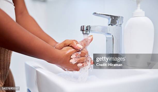 agua, bacterias covid o lavado de manos limpiando en el lavabo del baño de la casa o en el grifo del hogar. zoom en mujer negra con jabón, seguridad o bienestar cuidado de la piel para la seguridad de la atención médica para detener el riesgo global de - lavar manos fotografías e imágenes de stock