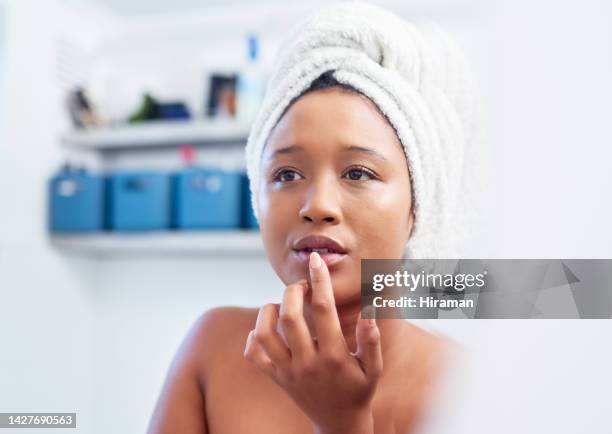 soins de la peau du matin et femme noire sur miroir dans la salle de bain vérifier le visage pour la beauté. fille afro-américaine dans la salle de toilette de l’appartement avec nettoyage du visage ou des lèvres, routine de peau facile et style de v - human lips stock photos et images de collection