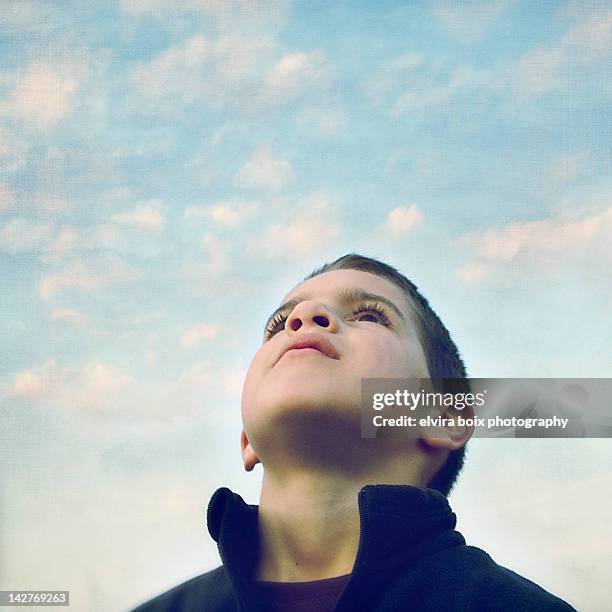little boy looking up in sky - kid looking up to the sky imagens e fotografias de stock