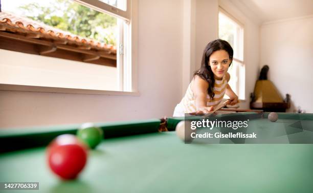 jovem sorridente jogando um jogo de sinuca - snooker - fotografias e filmes do acervo
