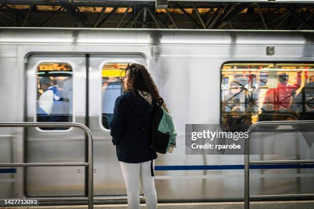 la metropolitana è arrivata - metropolitana foto e immagini stock