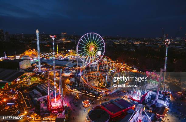 winter wonderland - christmas themed amusement park in hyde park, london, uk - winter wonderland londen stockfoto's en -beelden