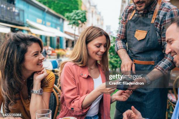 kontaktloses bezahlen - pay restaurant stock-fotos und bilder