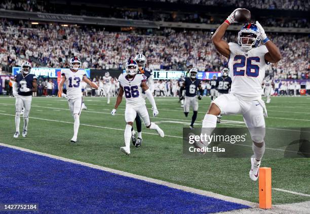 Saquon Barkley of the New York Giants scores a 36 yard touchdown against the Dallas Cowboys during the third quarter in the game at MetLife Stadium...