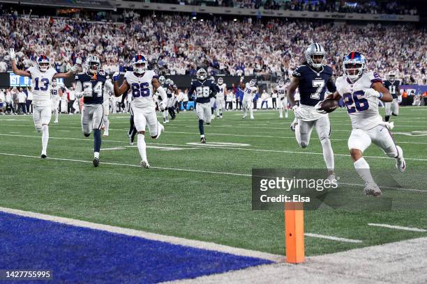 Saquon Barkley of the New York Giants runs the ball to score a 36 yard touchdown against the Dallas Cowboys during the third quarter in the game at...