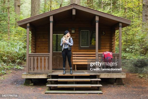 woman at a cabin on vacation in oregon - oregon amerikaanse staat stockfoto's en -beelden