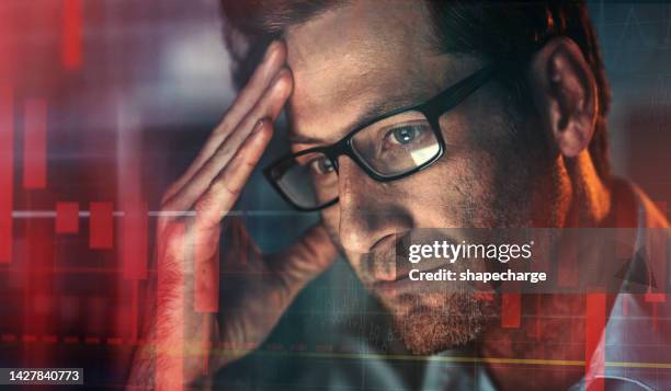 homme d’affaires triste avec des données, des graphiques ou des analyses du marché boursier, du trading et de la baisse de la valeur de la crypto-monnaie. stress, anxiété et homme d’affaires déprimés par la crise financière économique avec des - déception photos et images de collection