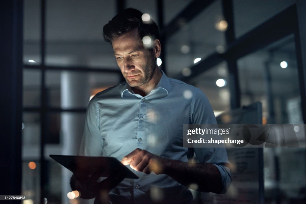 Geschäftsmann, Arbeits- und Tablet eines Mitarbeiters, der digitale, Web- und Internet-Strategieplanung betreibt. Geschäftsmann und Tech-Arbeiter im Dunkeln, der Technologie nutzt, um an Online- und IT-Analysen zu arbeiten