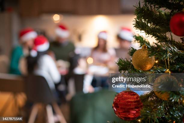 primer plano de las decoraciones navideñas mientras una familia amorosa celebra - reencuentro fotografías e imágenes de stock