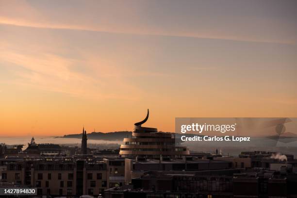 edinburgh city skyline during a misty sunset with a dramatic red sky in scotland, united kingdom, with famous monuments seen on the horizon - edinburgh stockfoto's en -beelden