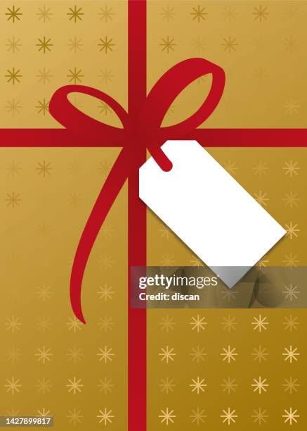 geschenkbox mit leerem tag und roter schleife. - schleifen stock-grafiken, -clipart, -cartoons und -symbole