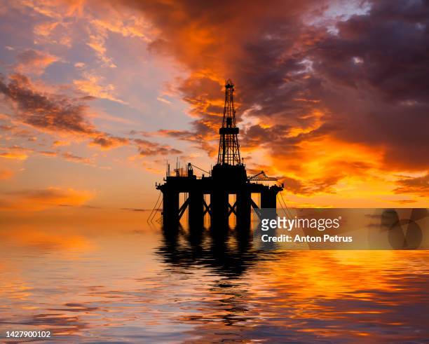 oil platform at sea at sunset. world oil industry - organization of the petroleum exporting countries - fotografias e filmes do acervo