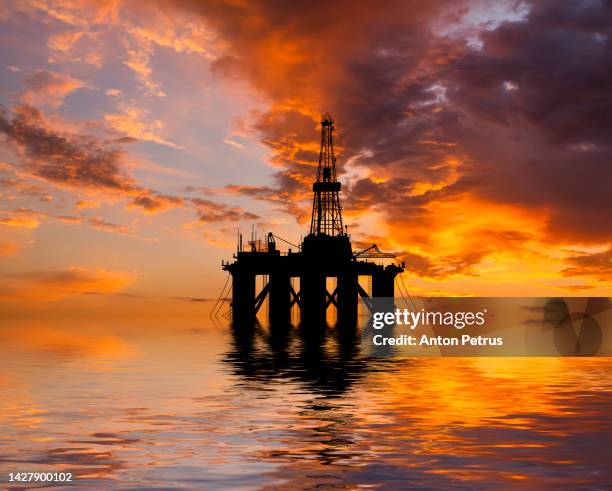 oil platform at sea at sunset. world oil industry - opec 個照片及圖片檔