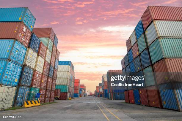 shipping container - vrachtcontainer stockfoto's en -beelden