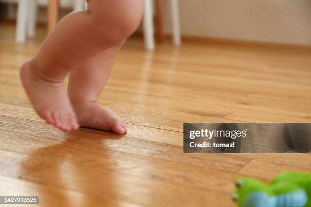 primi passi di un bambino - soltanto un neonato maschio foto e immagini stock