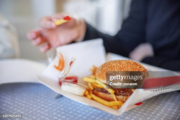 burger und pommes frites mit dips auf karton nach hause geliefert - cheeseburger and fries stock-fotos und bilder