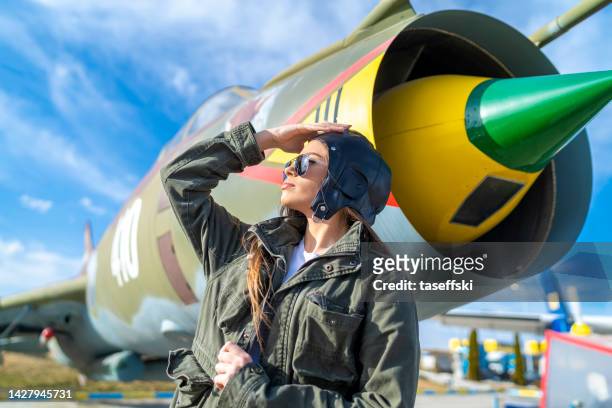 mulher nova que está em um aeroporto por um avião - uniforme militar - fotografias e filmes do acervo
