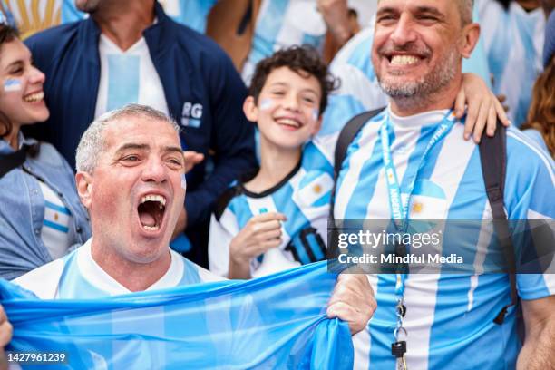 スタジアムでのサッカーの試合中にゴールを叫ぶアルゼンチンの成人男性 - argentinian culture ストックフォトと画像