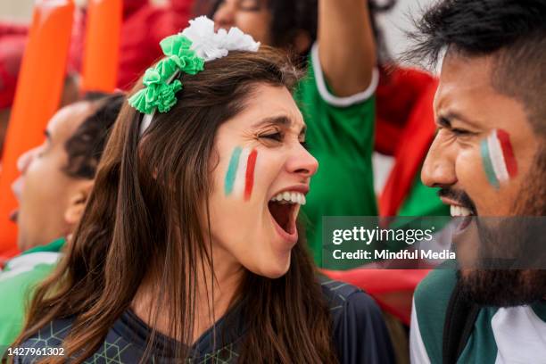 pareja de aficionados al fútbol gritando gol durante el partido - cultura húngara fotografías e imágenes de stock