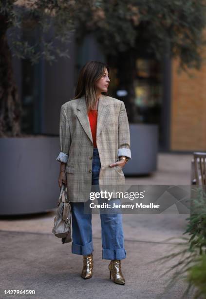 Silvia Cristina Alves Machado beige checked vintage blazer from Pierre Cardin, blue denim Agolde jeans pants, red body from Bershka, metallic gold...