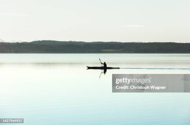 starnberger see - kajak - rolling hills sun stockfoto's en -beelden