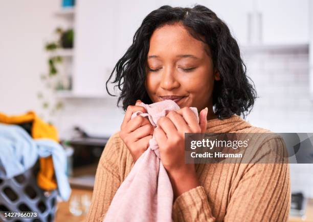 lavanderia, roupas limpas e mulher com amaciante de tecido, limpeza e rotina doméstica. cheiro de fragrância com happy black mulher limpador e cesta de roupas para higiene, cuidado e estilo de vida dona de casa - smell - fotografias e filmes do acervo