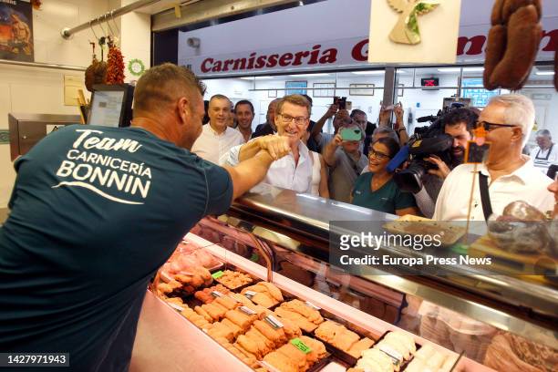 The president of the Popular Party, Alberto Nuñez Feijoo , greets an employee after his visit to the Pere Garau market in Palma, on 27 September,...