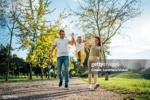happy family enjoying in the park - young family outdoors stockfoto's en -beelden