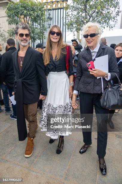 Guest, Supermodel Elle MacPherson and Ellen Von Unwerth arrive to attend the DIOR fashion show as part of the PFW on September 27, 2022 in Paris,...