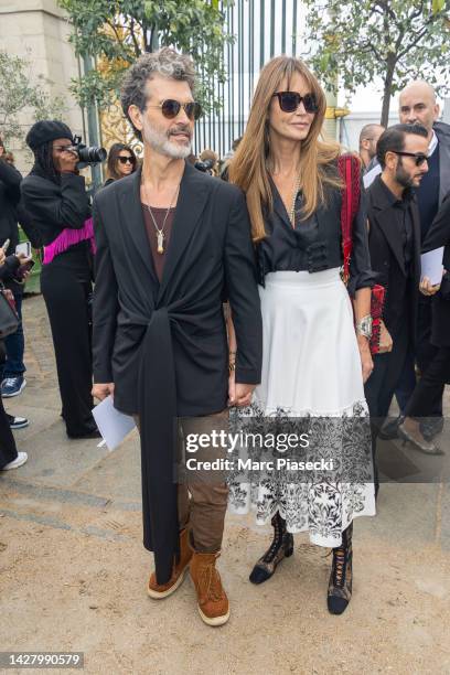 Guest and Supermodel Elle MacPherson arrive to attend the DIOR fashion show as part of the PFW on September 27, 2022 in Paris, France.