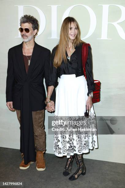 Elle Macpherson and a guest attend the Christian Dior Womenswear Spring/Summer 2023 show as part of Paris Fashion Week on September 27, 2022 in...