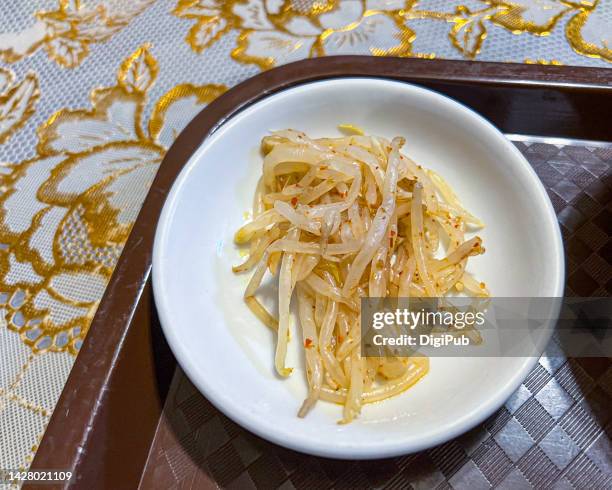 seasoned bean sprouts - taugé stockfoto's en -beelden