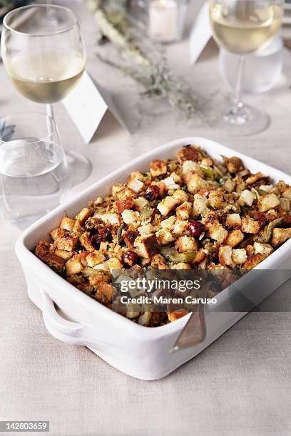 stuffing and wine glasses on table - rechear imagens e fotografias de stock