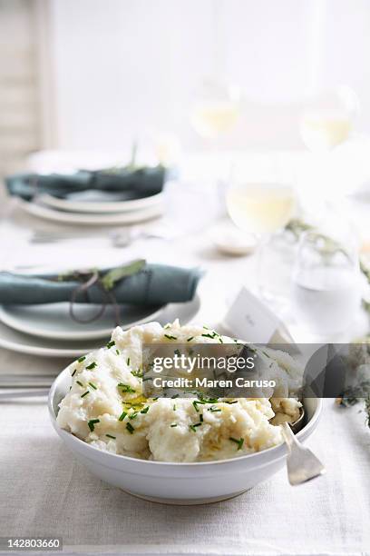 dish of mashed potatoes with table settings - mashed potatoes stock-fotos und bilder