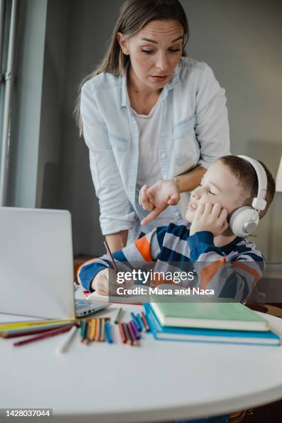 niños con dificultades de aprendizaje - abacus computer fotografías e imágenes de stock