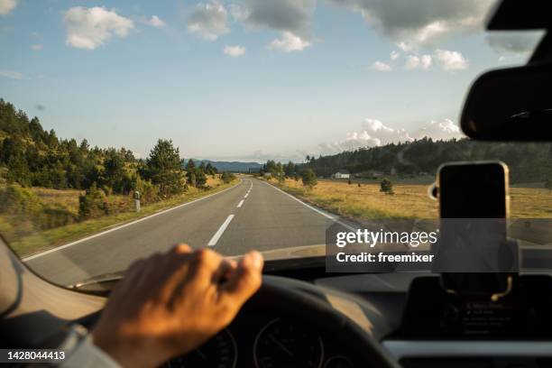 uomo che guida su una bella strada - windshield foto e immagini stock