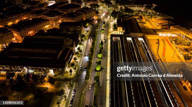 imágenes aéreas de la ciudad de lisboa por la noche - panorâmica fotografías e imágenes de stock