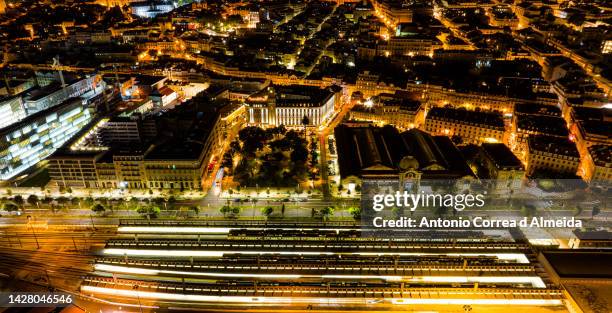 imágenes aéreas de la ciudad de lisboa por la noche - panorâmica fotografías e imágenes de stock