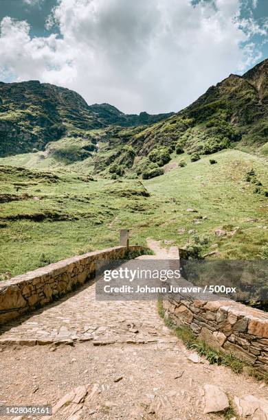 scenic view of landscape against sky,litourcade et fouedo,france - voyage et restauration stock-fotos und bilder