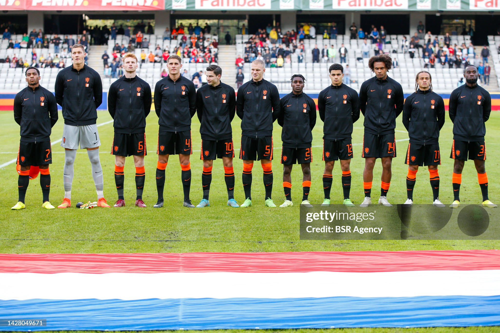 ¿Cuánto mide Xavi Simons? - Altura - Real height - Página 5 Kjell-scherpen-of-netherlands-u21-sepp-van-den-berg-of-netherlands-u21-lutsharel-geertruida-of