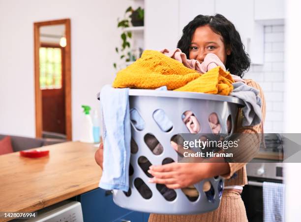lavanderia domestica e ritratto di ragazza con cesto di vestiti per il lavaggio del giorno e l'igiene personale. donna nera impegnata a pulire l'odore dell'odore dal tessuto dell'abbigliamento per una fragranza pulita e fresca. - laundry basket foto e immagini stock