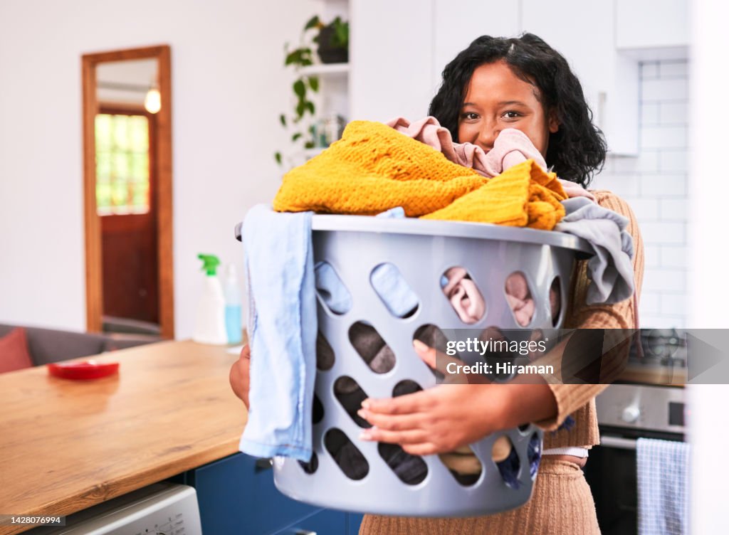 Lavanderia em casa e retrato de menina com cesta de roupas para o dia de lavagem e higiene pessoal. Mulher negra ocupada limpando cheiro de odor de tecido de roupas para uma fragrância limpa e fresca.