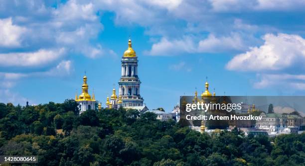 cityscape view of the kyiv pechersk lavra monastery. summer time - laura stock-fotos und bilder