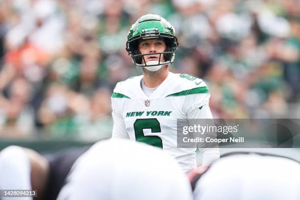 Greg Zuerlein of the New York Jets prepares to kick against the Cincinnati Bengals at MetLife Stadium on September 25, 2022 in East Rutherford, New...