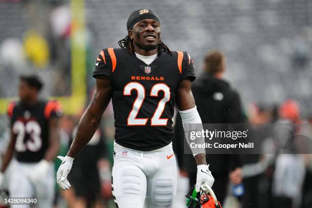 Chidobe Awuzie of the Cincinnati Bengals walks off of the field against the New York Jets at MetLife Stadium on September 25, 2022 in East...