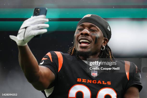 Chidobe Awuzie of the Cincinnati Bengals walks off of the field against the New York Jets at MetLife Stadium on September 25, 2022 in East...