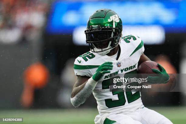 Michael Carter of the New York Jets runs the ball against the Cincinnati Bengals at MetLife Stadium on September 25, 2022 in East Rutherford, New...