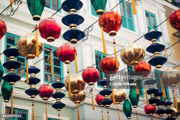 lanternes colorées suspendues - greater manila area photos et images de collection