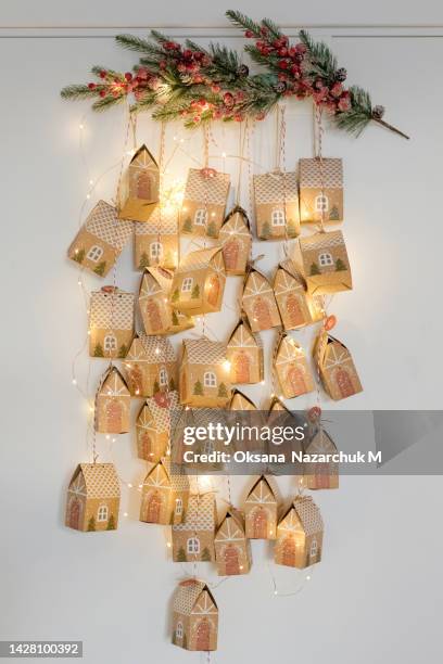 hanging advent calendar house box - avent photos et images de collection